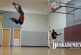 开云体育官方网站-瞪羚般的身影冲锋陷阵，场上球员速度和爆发力十足的简单介绍