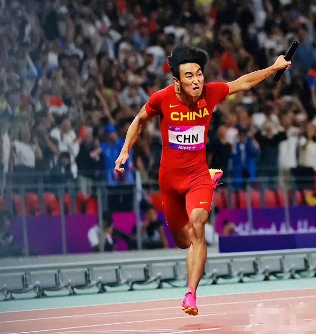 运动员在比赛中突破个人极限，打破纪录