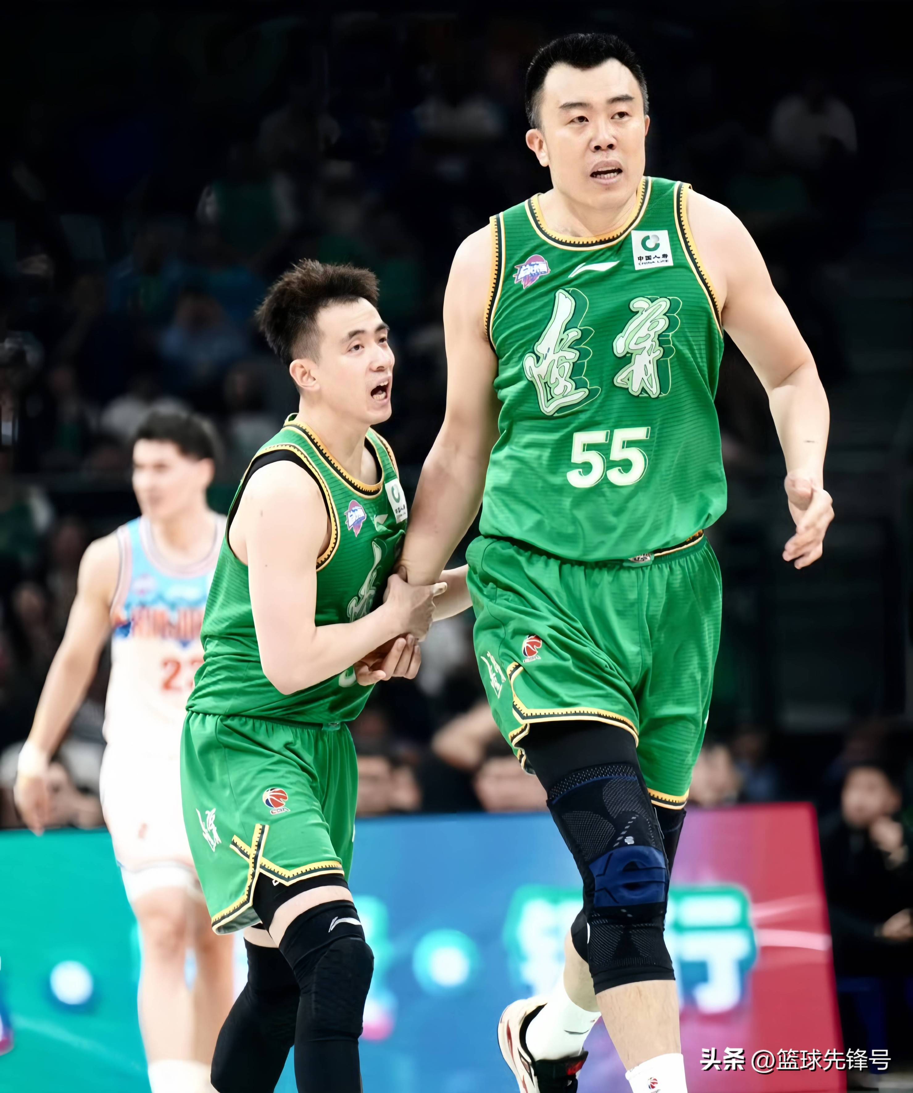 四川男篮客场力克辽宁队，迈上领先位置