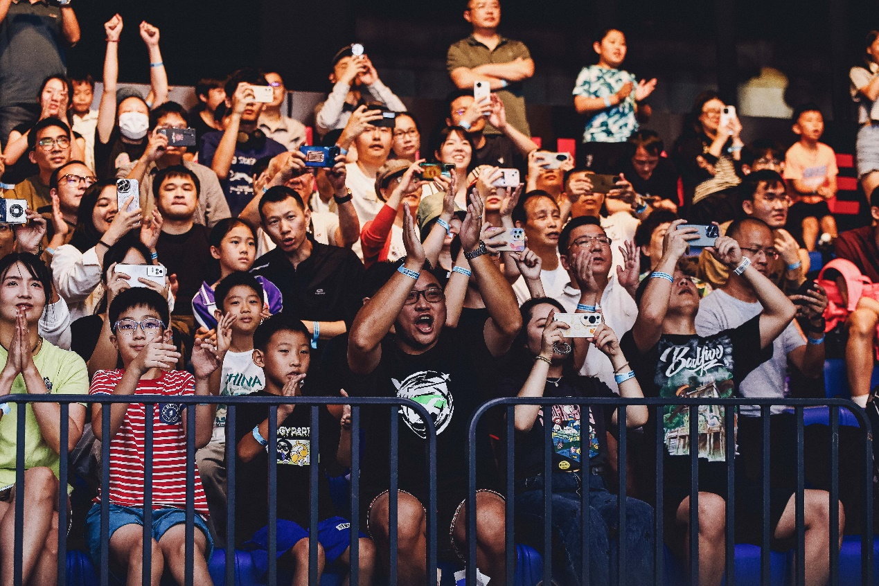 包含外援大秀球技！国际篮球锦标赛观众欢呼的词条