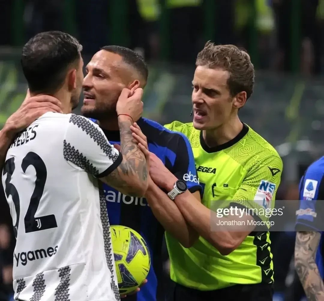 开云平台-意甲比赛中一名裁判执法遭质疑