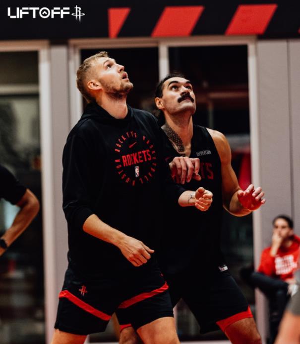 主教练调整首发阵容，力求在下一场比赛中击败对手的简单介绍