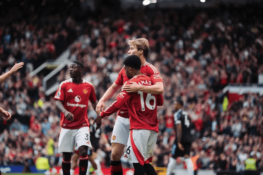 曼联队战胜对手，球员备战欧冠联赛