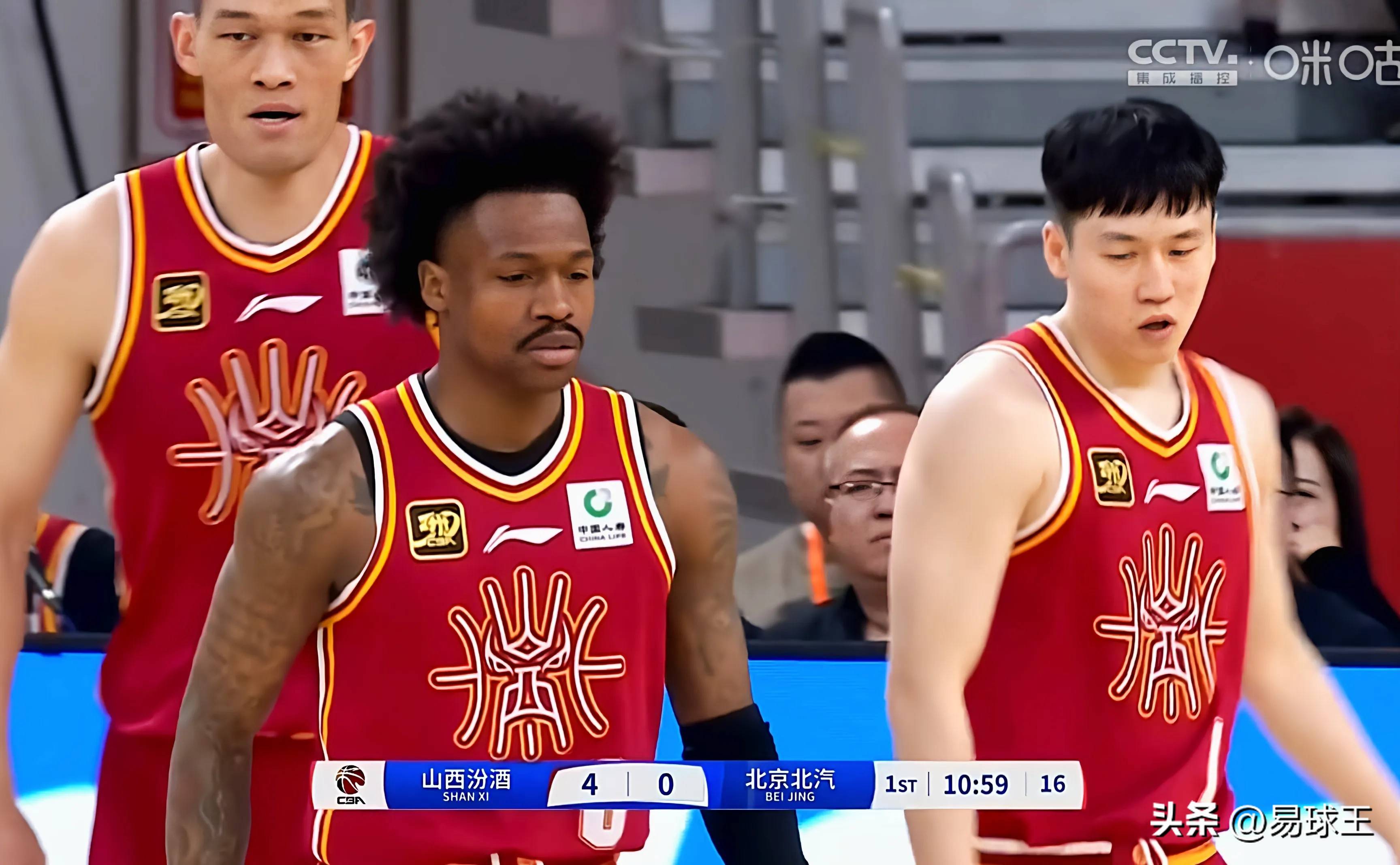 冲刺成功！球队战胜对手登上领先位置