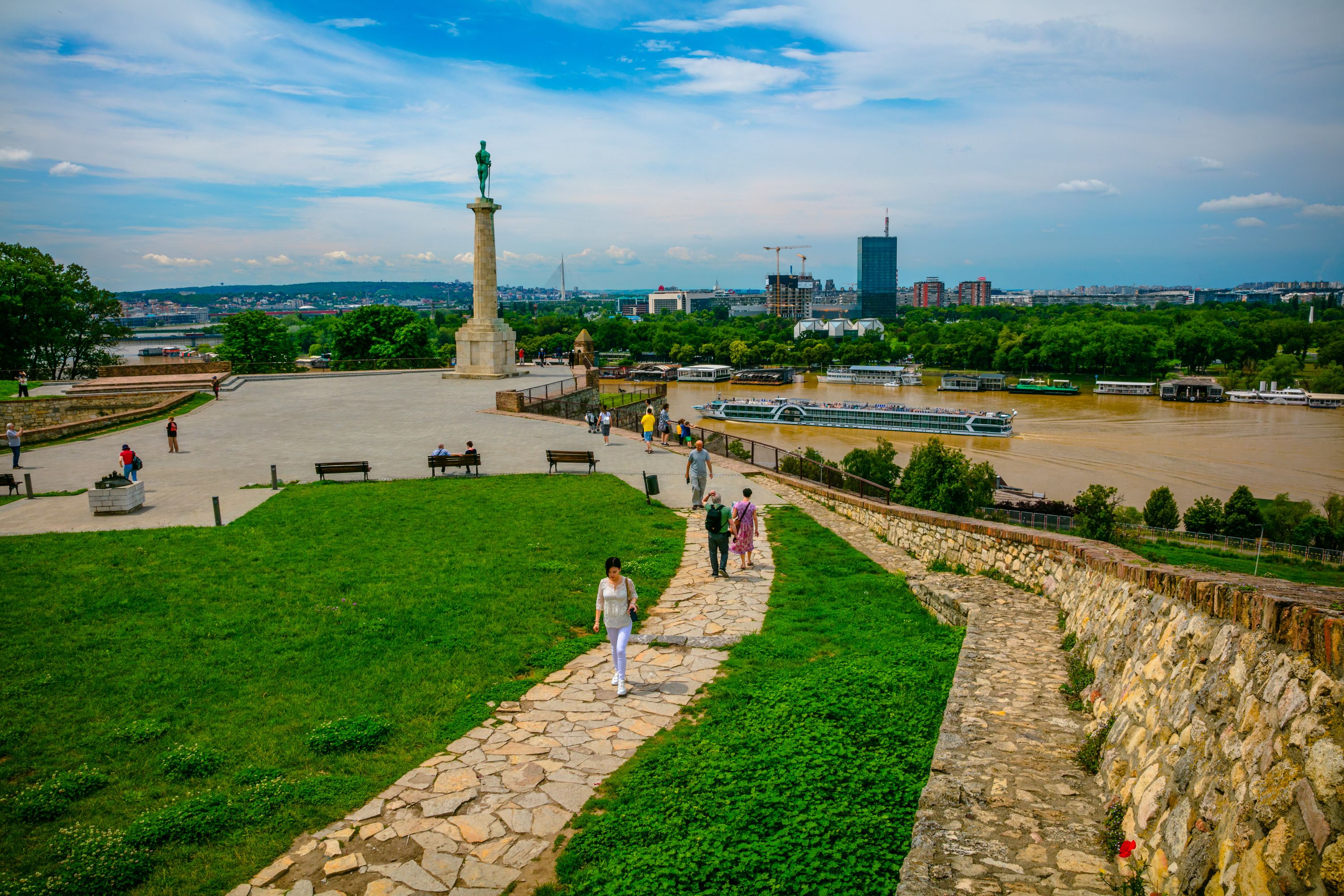斯洛文尼亚主场被匈牙利压制，小组形势严峻的简单介绍