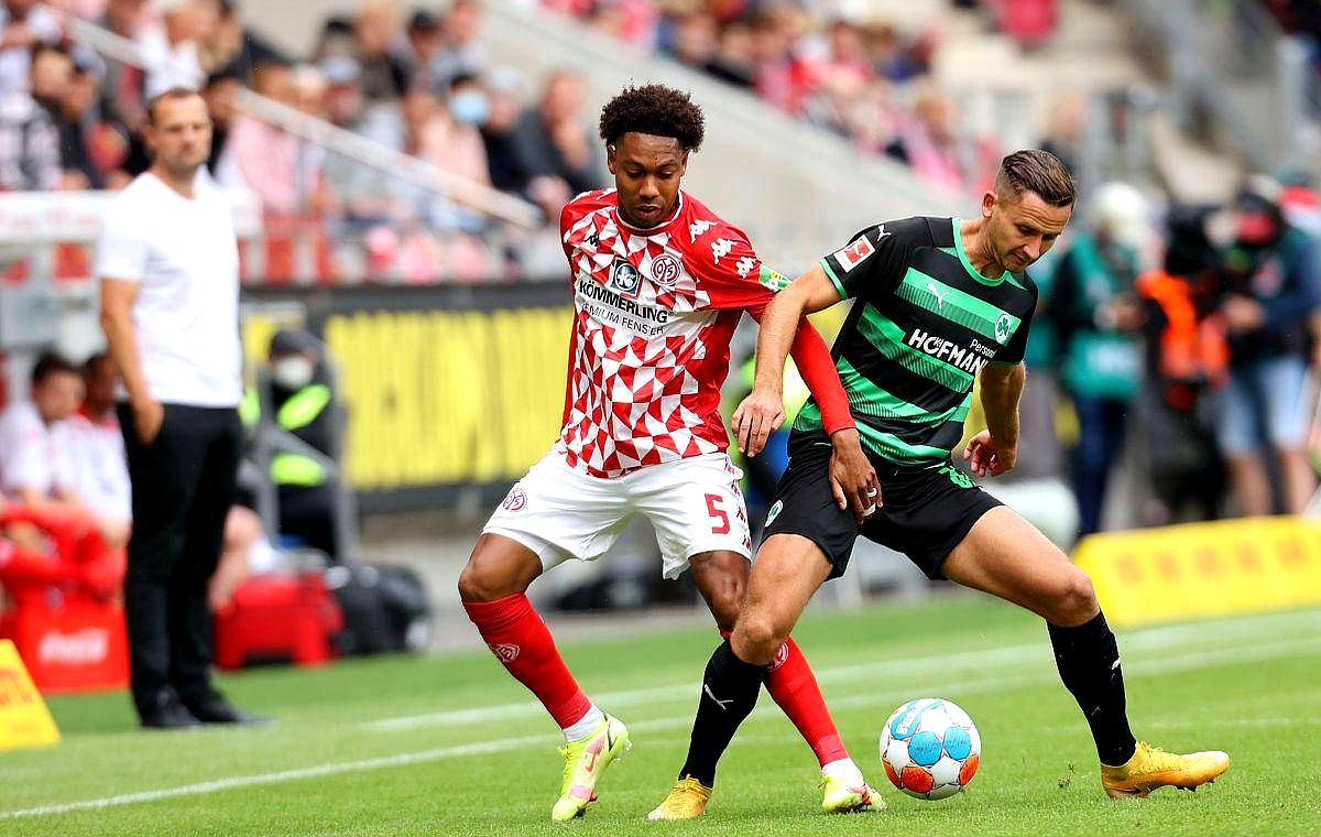 弗赖堡再现客场胜利，继续领跑