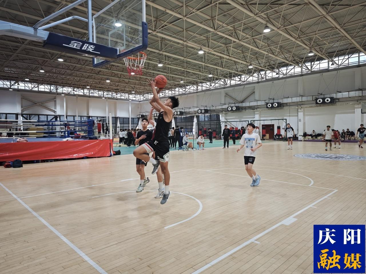 关于世界各地篮球运动员加强训练备战国际大赛的信息