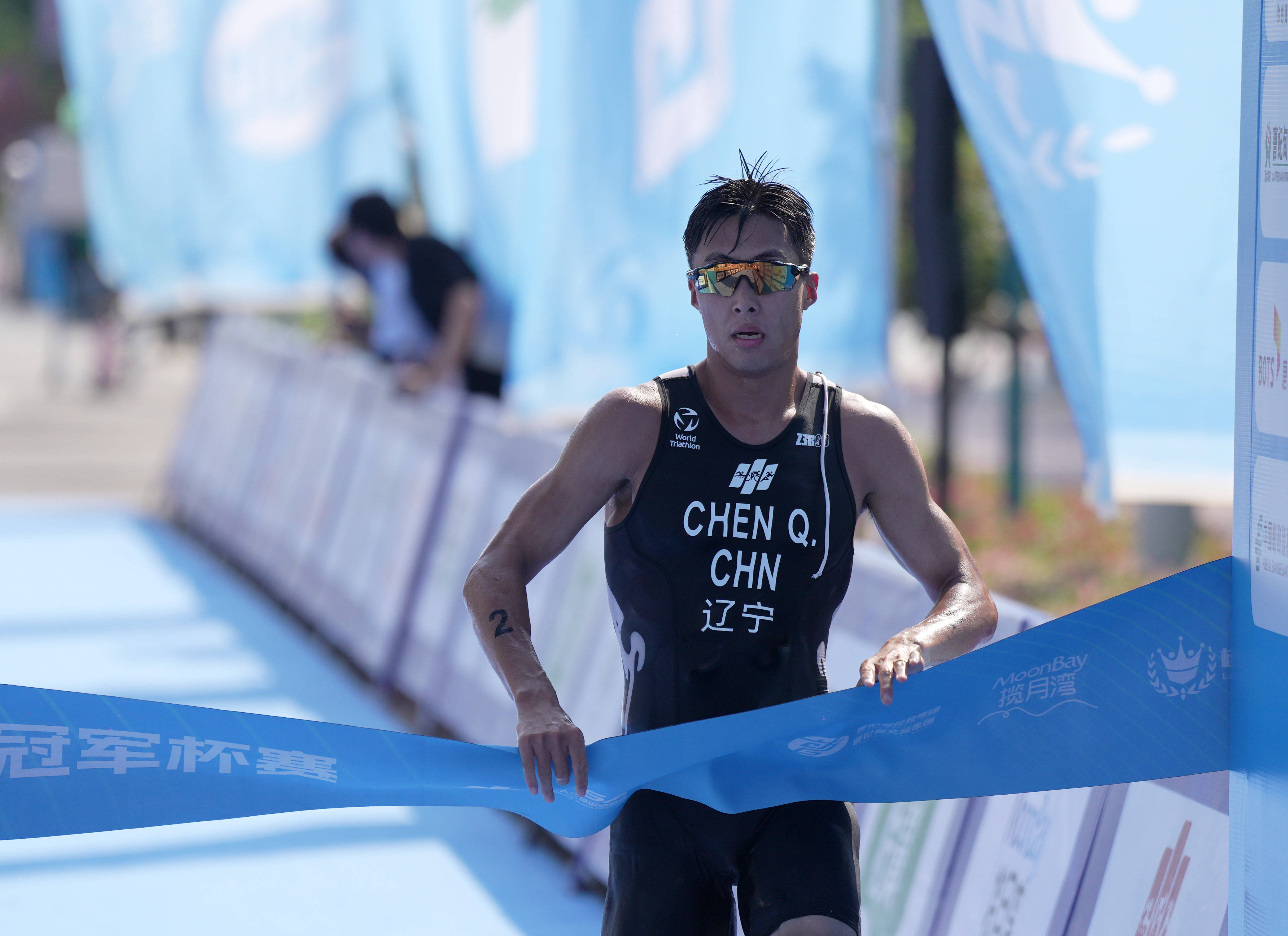 爱沙尼亚选手夺得男子铁人三项金牌