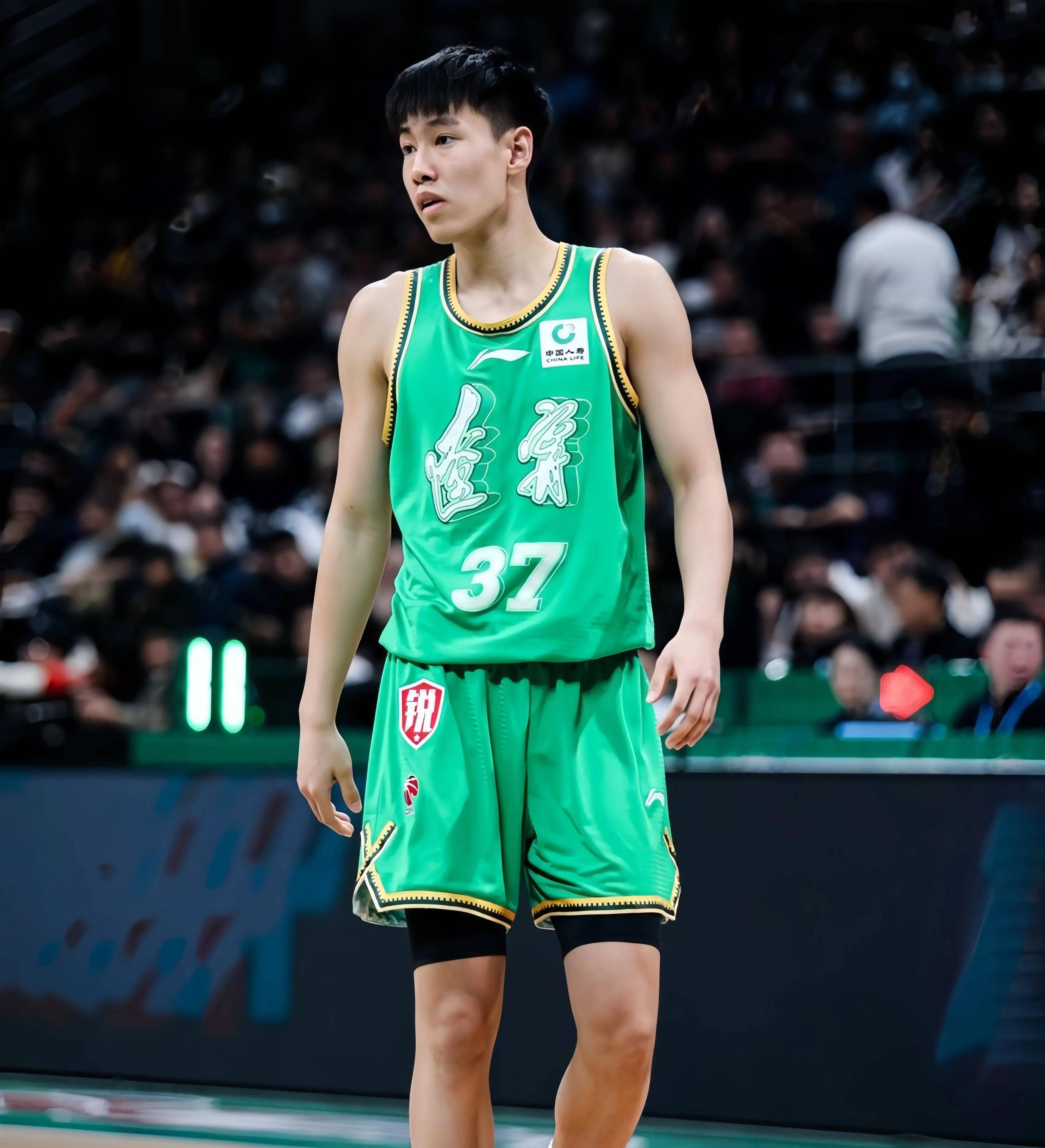 篮球新秀签约职业球队