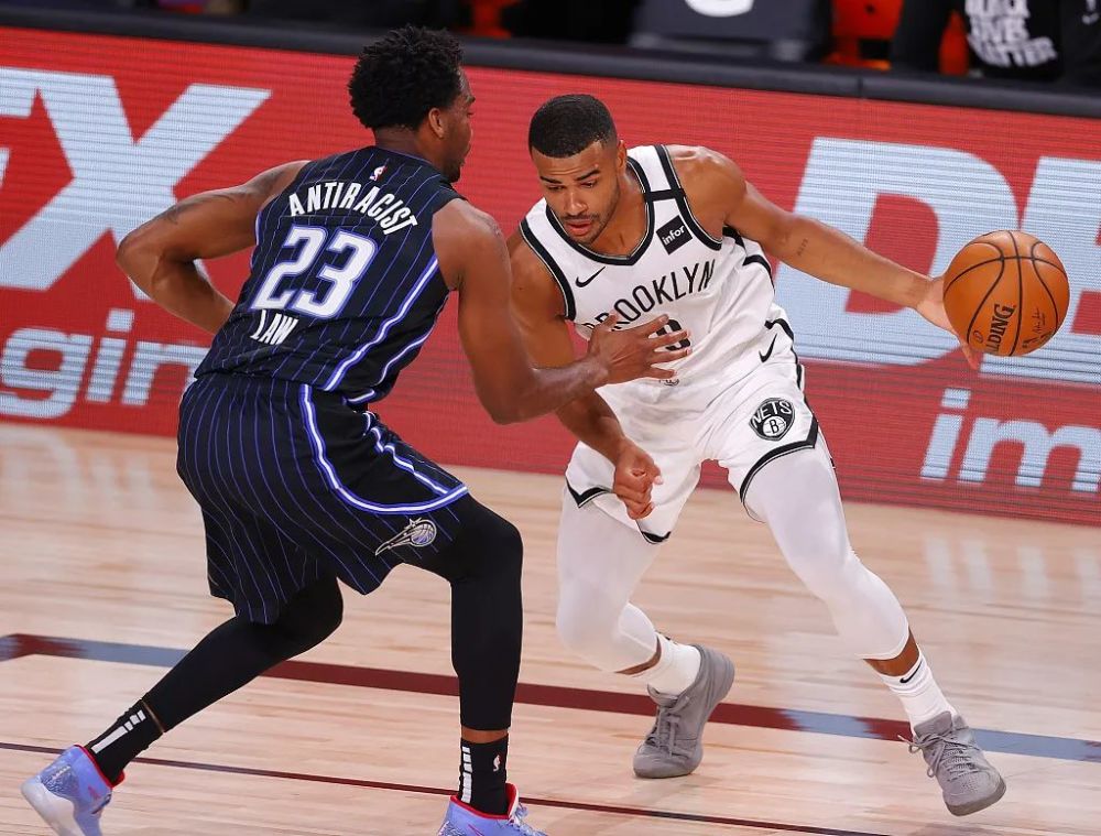 国王大胜开拓者，保持不败纪录