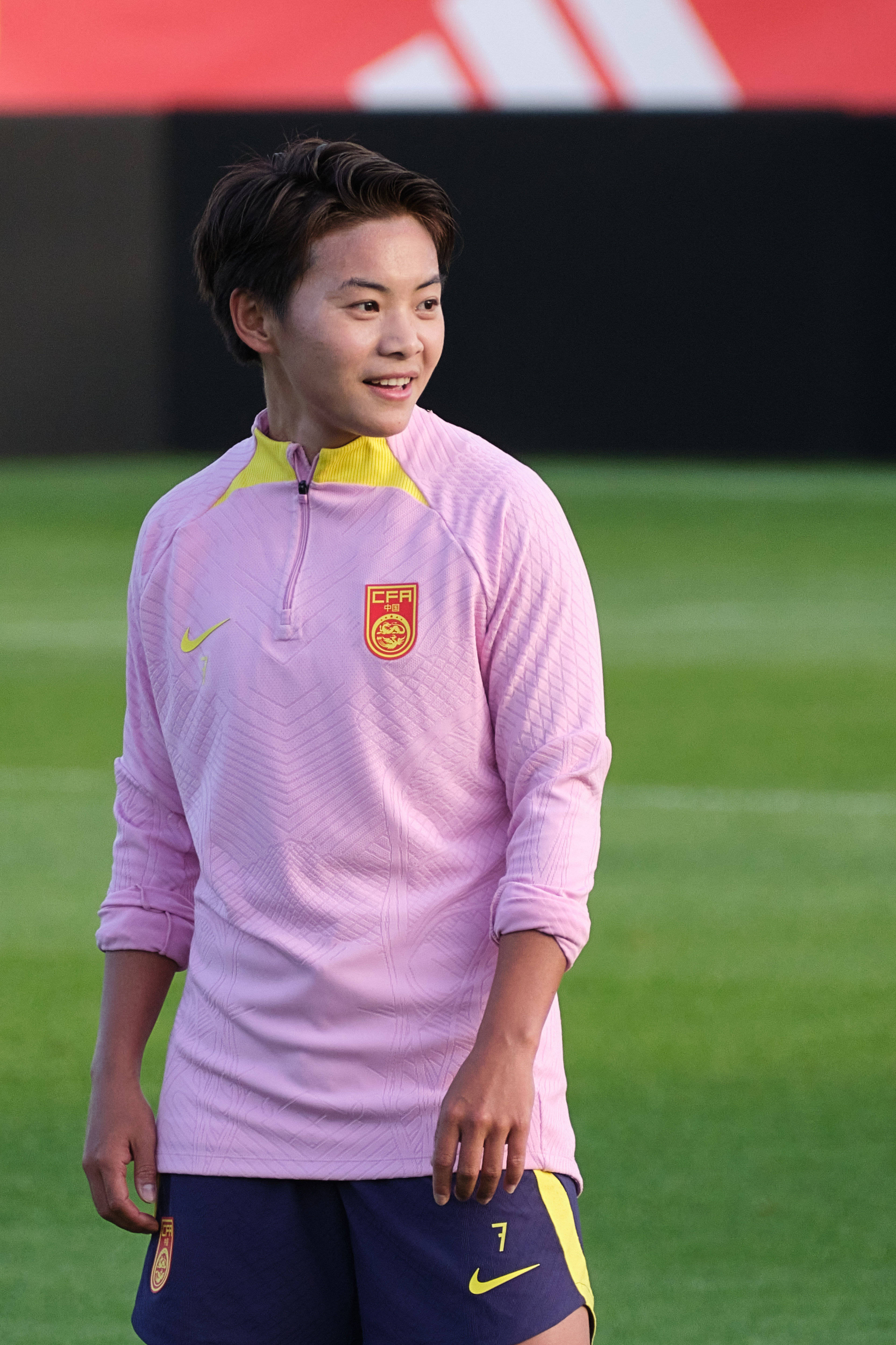 中国女足球员在国内比赛中赢得赞誉