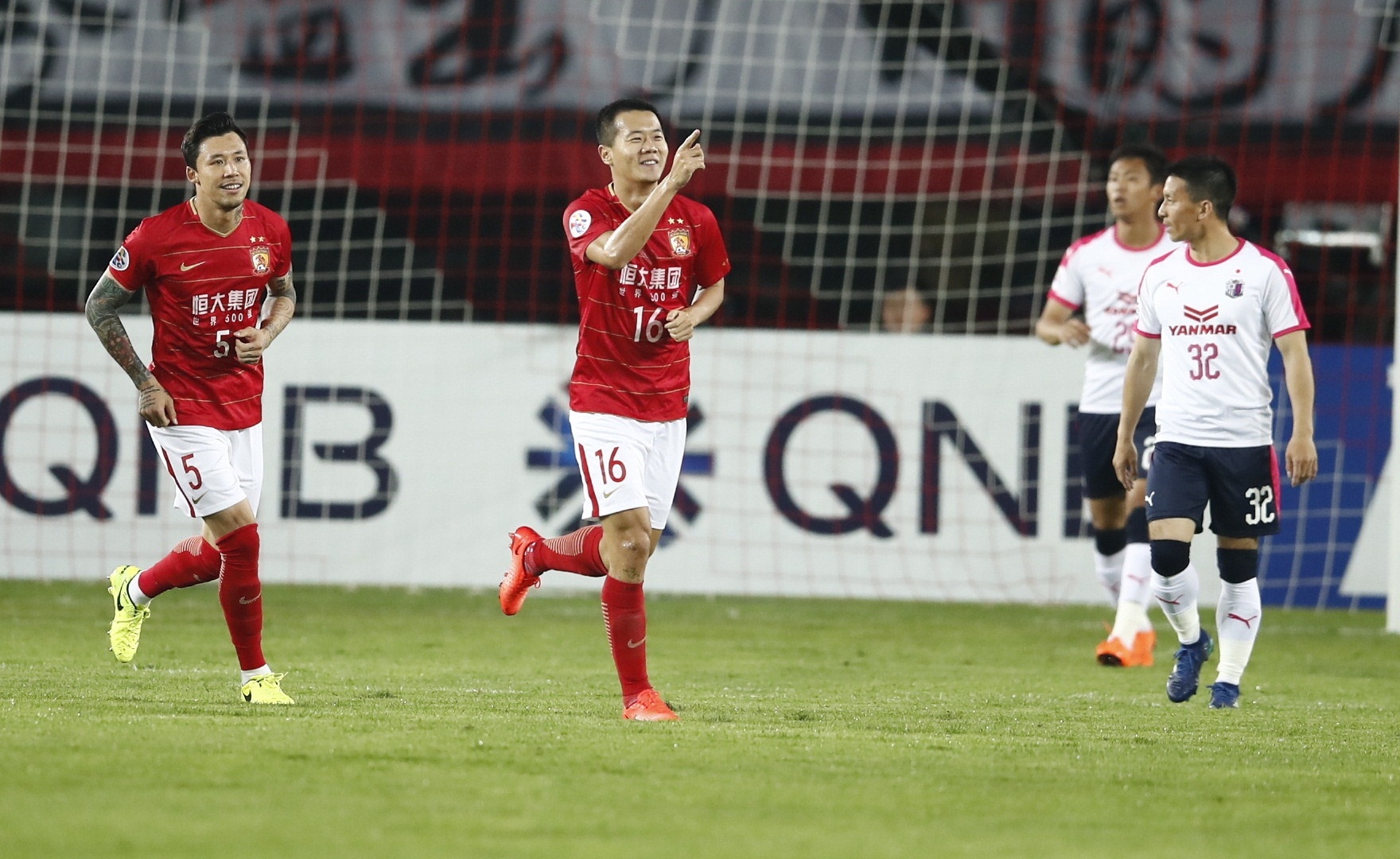 广州恒大客场战平申花，难解难分