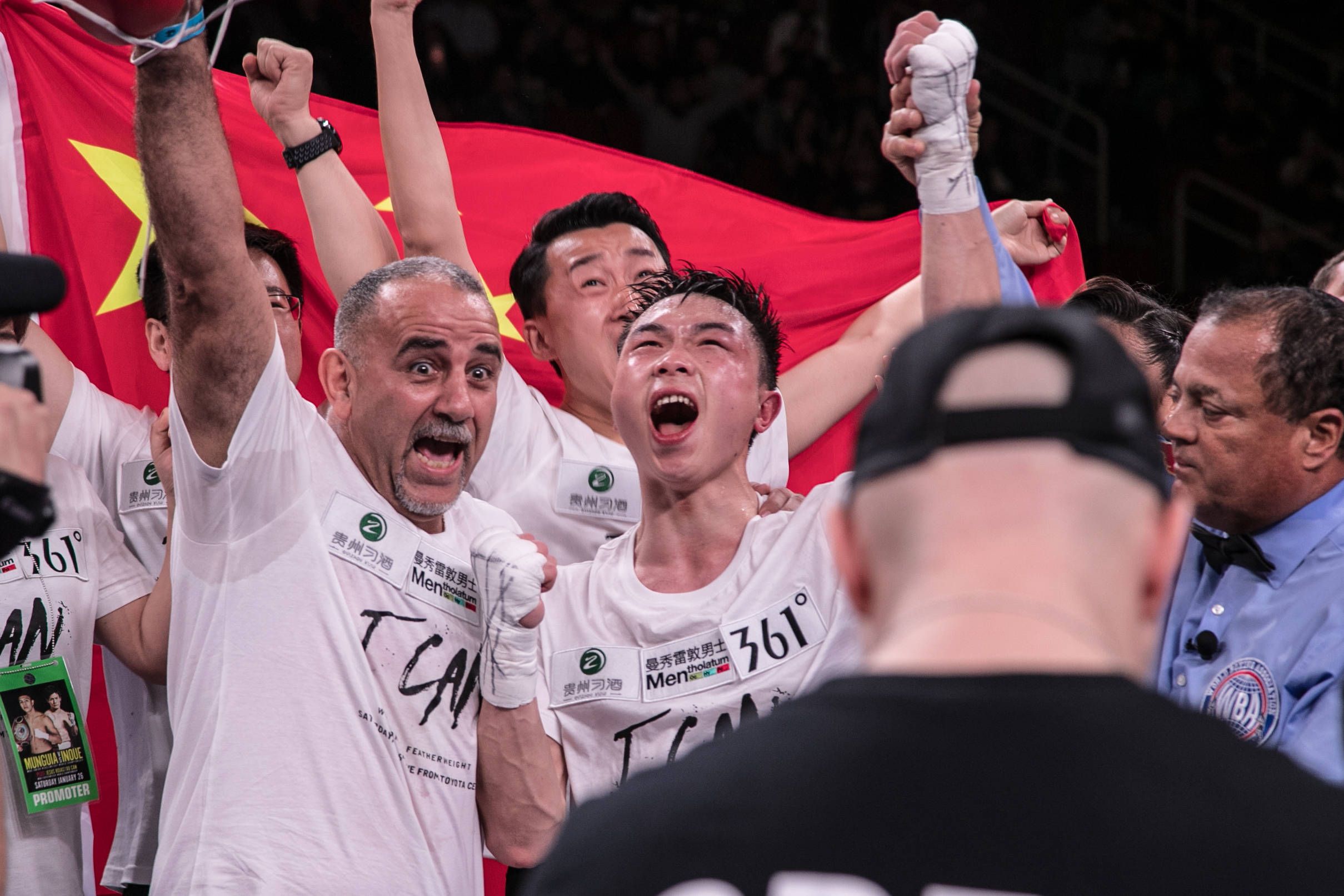 包含场面火爆！拳击观众席沸腾不已的词条